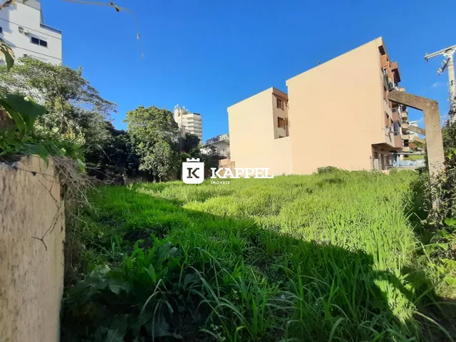 Foto da fachada de um imóvel residencial em Lajeado, Brasil, com vegetação verde em primeiro plano.