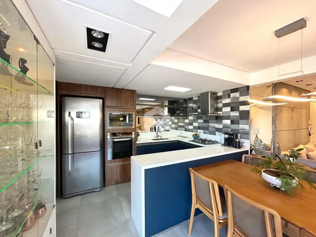 Foto de uma cozinha moderna com ilha e área de jantar em Lajeado.