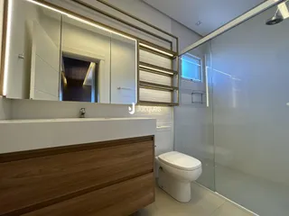 Foto de um banheiro moderno com box de vidro e revestimento de madeira.