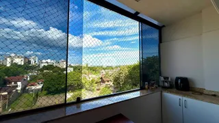 Vista da propriedade em Lajeado, Brasil, através de uma janela com grade de segurança.