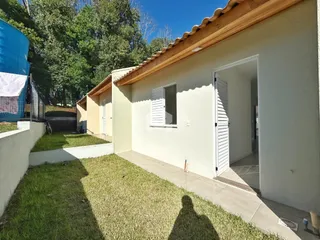 Fachada de uma casa em Lajeado, Brasil, com jardim gramado na frente.