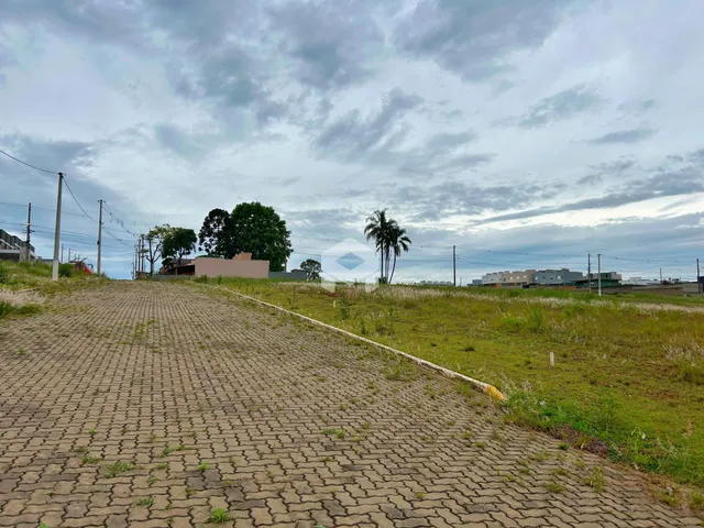 Vista de uma estrada pavimentada que leva a um campo gramado.
