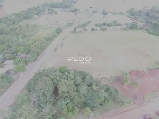 Vista aérea de uma propriedade rural com vegetação e estrada.