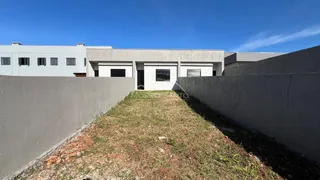Fachada externa de uma residência em Lajeado, Brasil, vista por um terreno gramado.