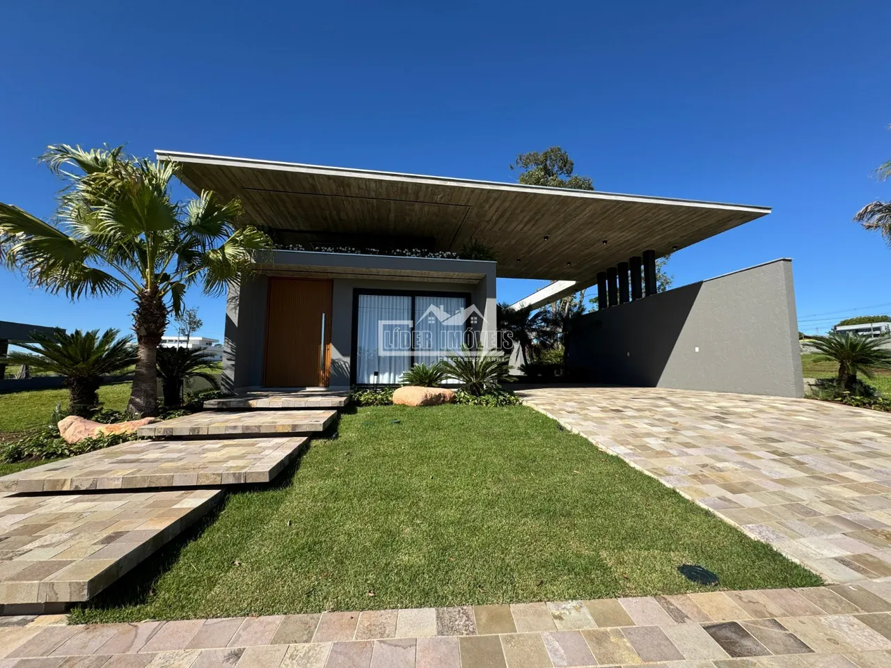 Casa com 4 dormitórios, foto 1