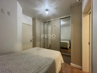 Quarto com cama e armários em um imóvel em Lajeado.