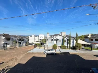 Vista externa de casas residenciais em uma rua no Brasil.