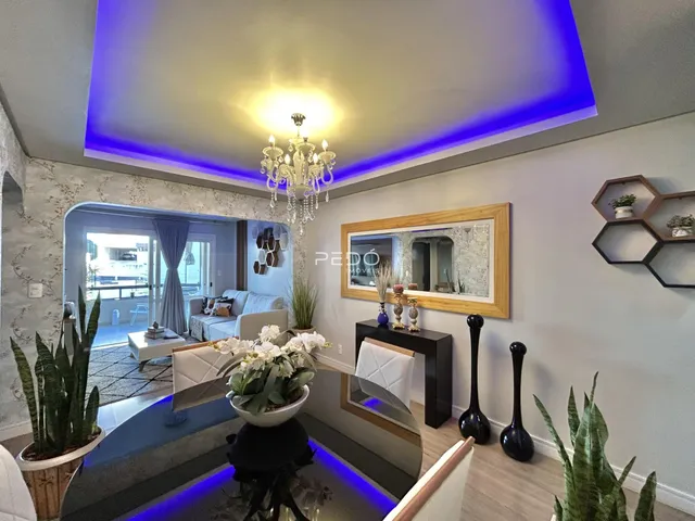 Sala de estar com decoração moderna e iluminação azul.