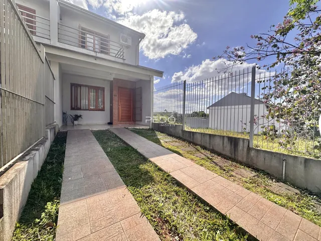 Vista da fachada de uma residência com jardim e cerca em Lajeado, Brasil.