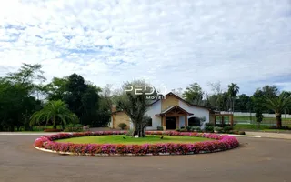Fachada de uma residência com jardim frontal em Lajeado, Brasil.