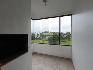 Vista de uma sala de estar com grande janela em Lajeado, Brasil.