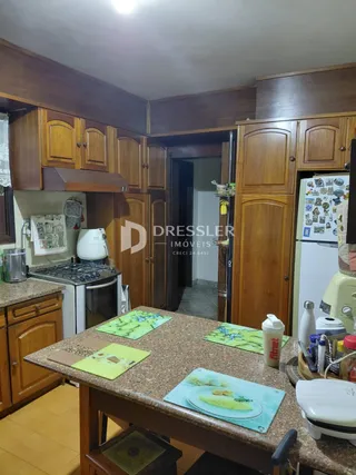 Foto de uma cozinha com armários de madeira e bancada.
