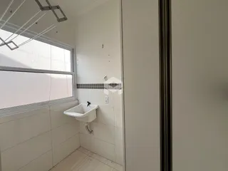 Foto de um banheiro interno com revestimento de azulejos brancos.