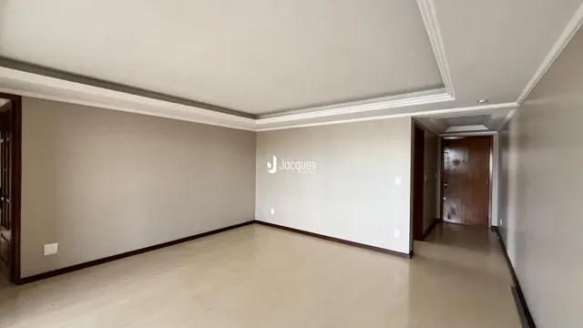 Foto de um cômodo interno com paredes brancas e rodapés.