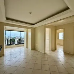 Hall de entrada com piso de cerâmica clara e paredes claras.