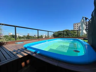 Vista da piscina e deck de madeira em Lajeado.