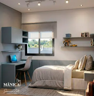 Quarto com cama e estantes em um apartamento.