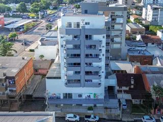 Vista aérea de um prédio de apartamentos moderno em Lajeado, Brasil.