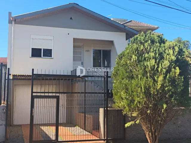 Fachada de uma residência em Lajeado, Brasil, com portão de ferro.