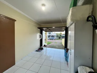 Corredor interno com piso de cerâmica e armário branco.