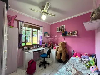 Quarto com parede rosa e janela na sala de Lajeado, Brasil.