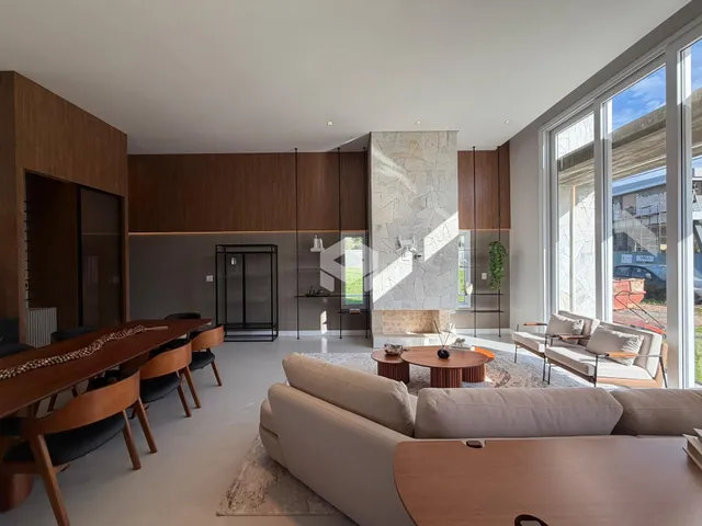 Sala de estar e jantar com decoração moderna em um imóvel no Brasil.