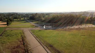 Vista aérea de uma área de campo e estradas de terra em Lajeado.