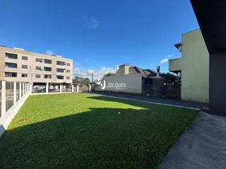 Imóvel com grande gramado e área externa.