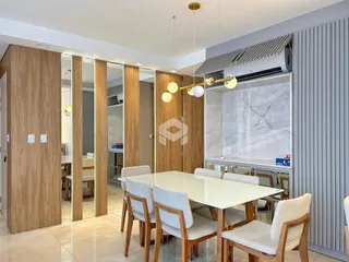 Sala de jantar com mesa e cadeiras em um imóvel no Brasil.