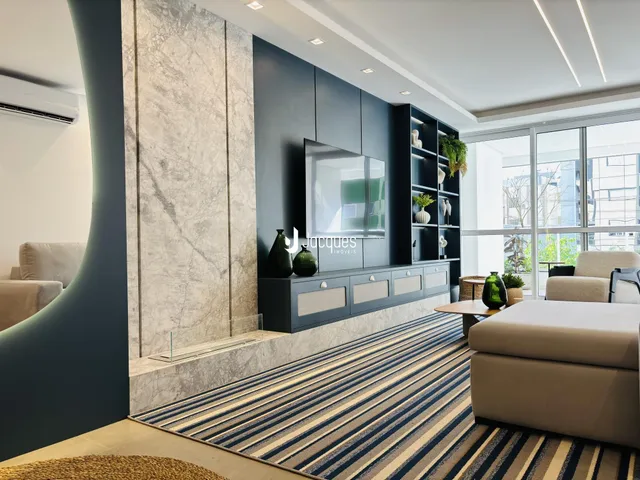 Sala de estar moderna com decoração contemporânea e grandes janelas.
