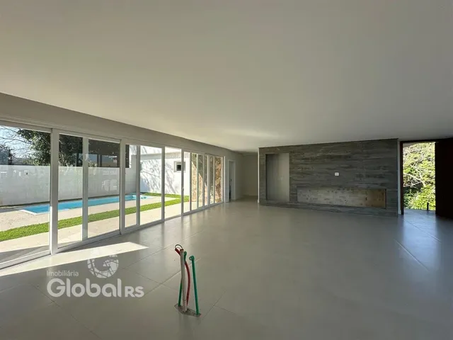 Ambiente interno com portas de vidro que se abrem para uma área externa.