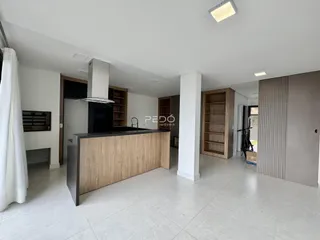 Vista da cozinha moderna com ilha e armários em Lajeado, Brasil.