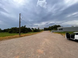 Uma estrada pavimentada leva a uma área residencial em Lajeado.