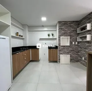 Foto de uma cozinha com armários de madeira e bancadas escuras.