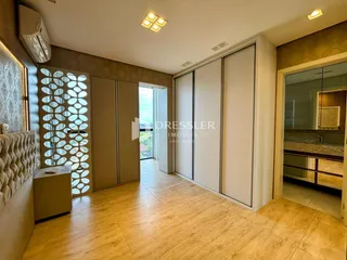 Quarto com armários embutidos e piso de madeira clara.