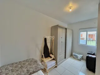Quarto com armário e piso de cerâmica em imóvel no Brasil.