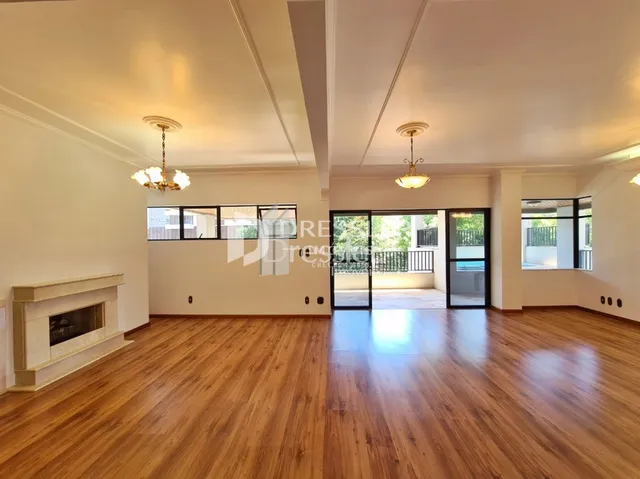 Sala de estar com piso de madeira e lareira.