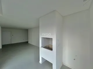 Vista interna de um corredor amplo em um imóvel em Lajeado.