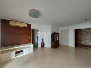 Ambiente interno de uma sala com piso de cerâmica e paredes claras.