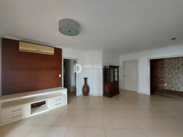 Ambiente interno de uma sala com piso de cerâmica e paredes claras.
