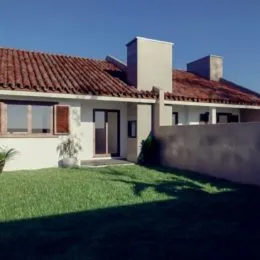 Fachada de uma residência com telhado de telhas vermelhas em Lajeado.