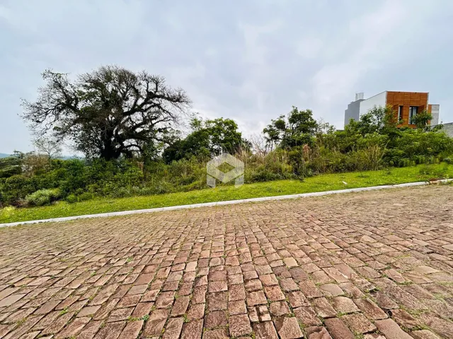 Vista da área pavimentada e vegetação de uma propriedade em Lajeado.