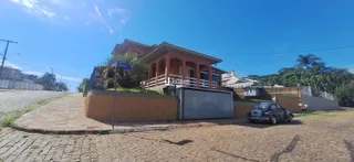 Vista da fachada de uma residência em Lajeado, Brasil, com cerca e portão.