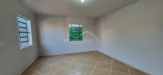Foto interna de um cômodo com piso de azulejos claros e paredes brancas.