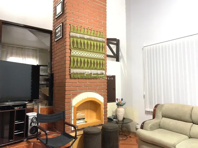 Interior de uma sala com parede de tijolos aparentes e sofá.