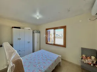 Quarto com cama e armários em um imóvel no Brasil.