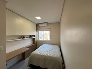 Quarto com armários e janela em um imóvel no Brasil.