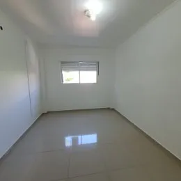 Foto de um cômodo interno com paredes brancas e piso claro.
