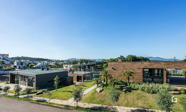 Vista externa de uma residência moderna com jardim.