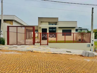 Fachada de uma residência moderna com portão e muro em Lajeado, Brasil.